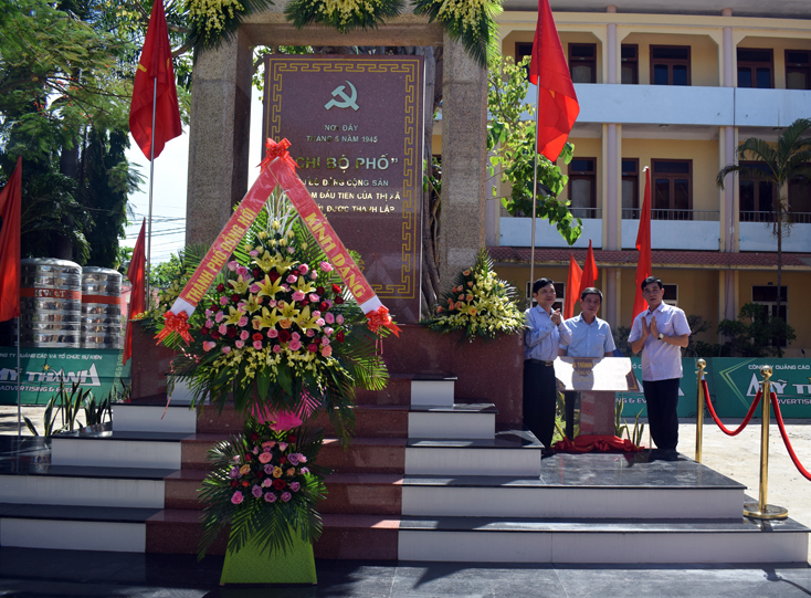 Đại diện lãnh đạo TP. Đồng Hới gắn biển công trình Bia di tích lịch sử “Chi bộ Phố” chào mừng Đại hội Đảng bộ TP. Đồng Hới lần thứ XXI, nhiệm kỳ 2020-2025