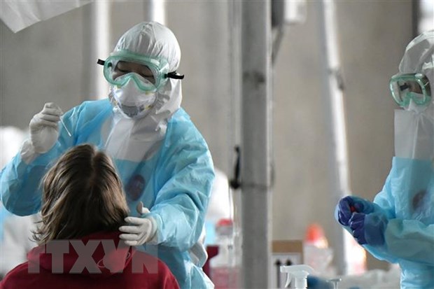 Nhân viên y tế lấy mẫu xét nghiệm COVID-19 tại Incheon, Hàn Quốc. (Ảnh: AFP/TTXVN)