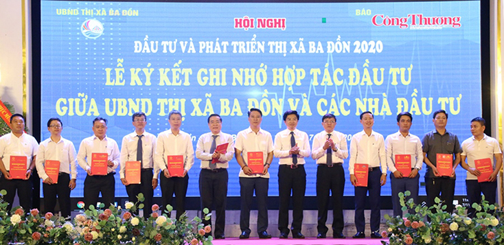 Lãnh đạo thị xã Ba Đồn cùng các nhà đầu tư ký kết biên bản ghi nhớ với số vốn hơn 9.000 tỷ đồng tại hội nghị  