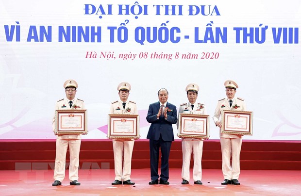 Thủ tướng Nguyễn Xuân Phúc, Chủ tịch Hội đồng Thi đua-Khen thưởng Trung ương trao tặng Danh hiệu Chiến sỹ thi đua toàn quốc cho các cá nhân. (Ảnh: Thống Nhất/TTXVN)