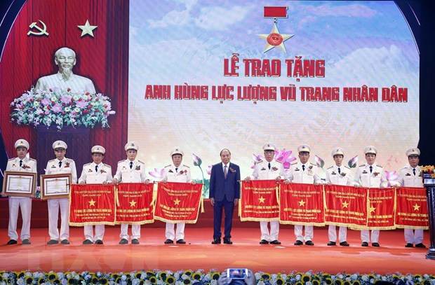 Thủ tướng Nguyễn Xuân Phúc, Chủ tịch Hội đồng Thi đua-Khen thưởng Trung ương trao tặng Danh hiệu Anh hùng Lực lượng vũ trang nhân dân thời kỳ đổi mới cho các tập thể và cá nhân. (Ảnh: Thống Nhất/TTXVN)