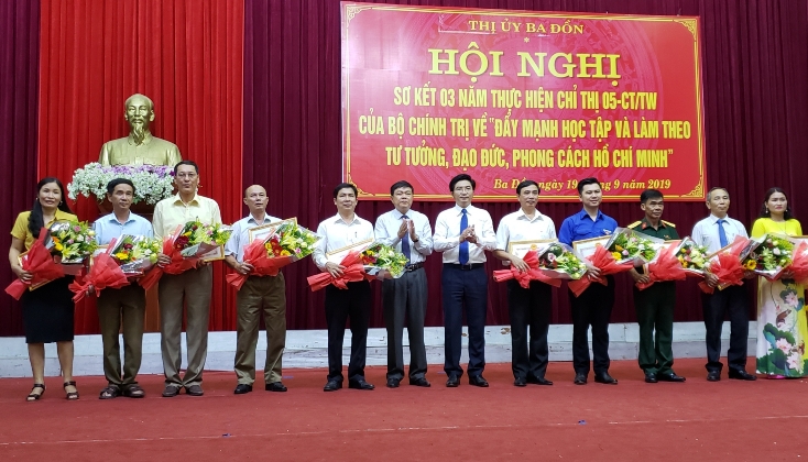    Thường trực Thị ủy Ba Đồn tặng giấy khen cho các tập thể, cá nhân có thành tích xuất sắc trong hội nghị sơ kết 3 năm thực hiện Chỉ thị số 05-CT/TW. 