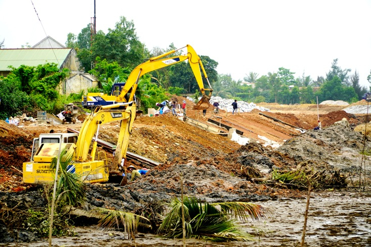   Khẩn trương thi công công trình kè tả ngạn sông Gianh. Ảnh: Tiến Hành 