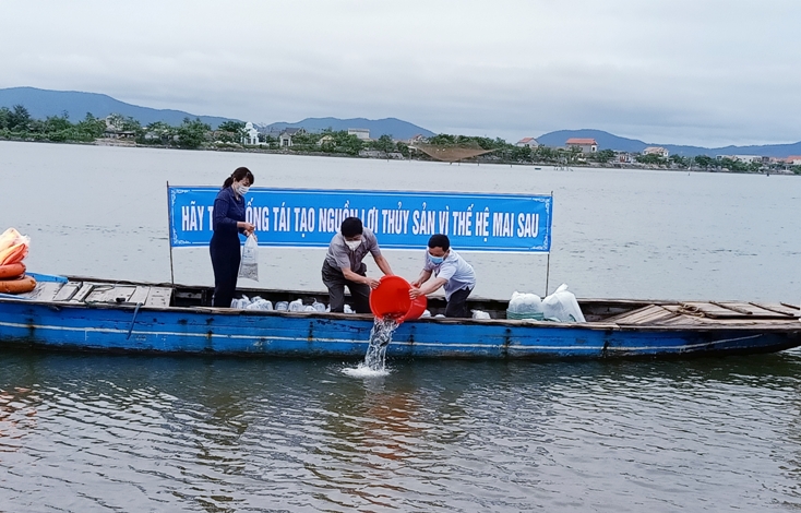    TX. Ba Đồn thường xuyên triển khai các hoạt động tái tạo nguồn lợi thủy sản. (Ảnh: Thế Vượt)