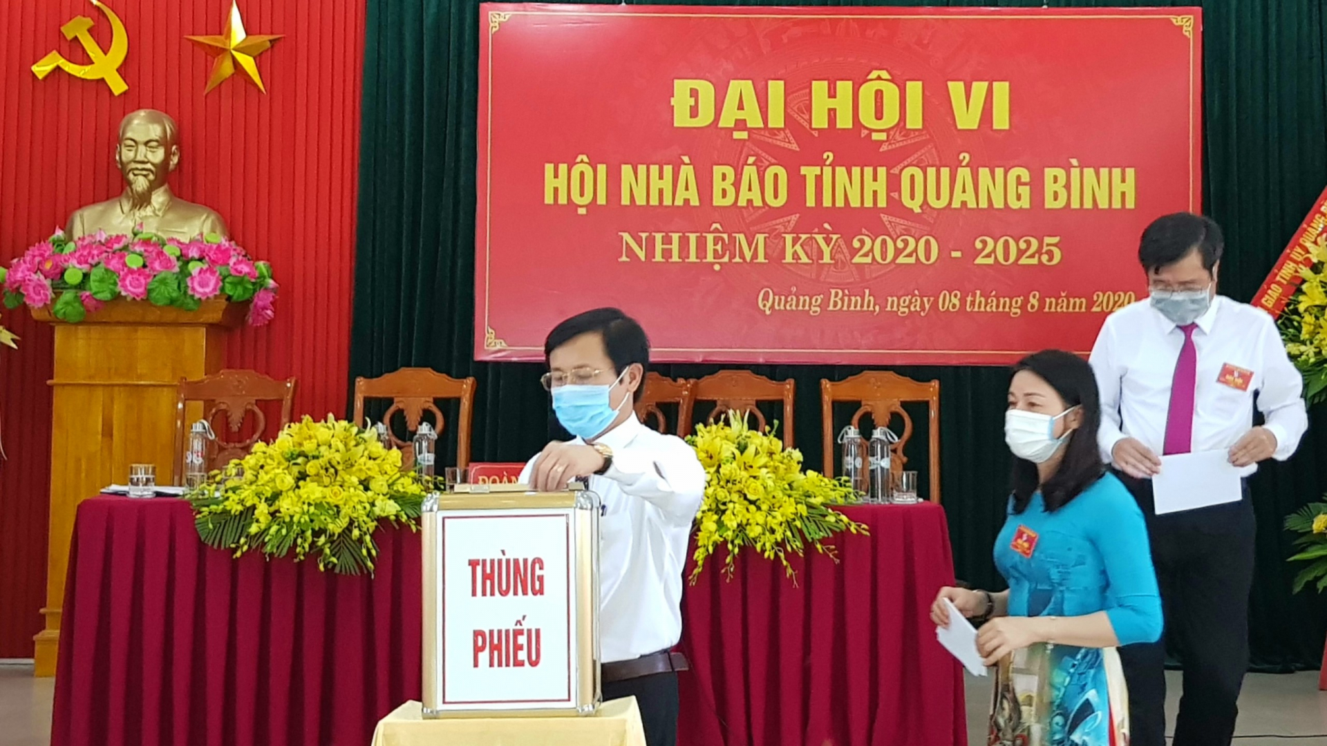 Các đại biểu bỏ phiếu bầu Ban chấp hành Hội Nhà báo tỉnh khóa VI