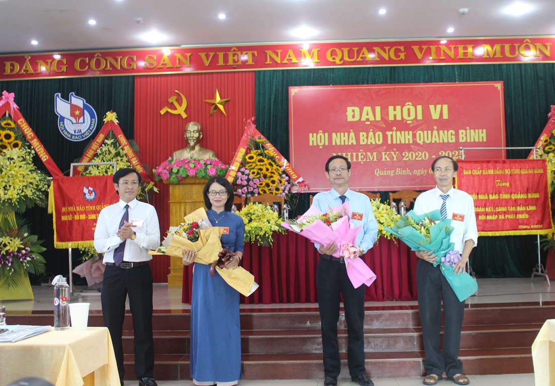 Tặng hoa cho các nhà báo trong Ban chấp hành khóa V, không tham gia BCH khóa VI.