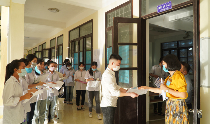Thí sinh làm thủ tục vào phòng thi.
