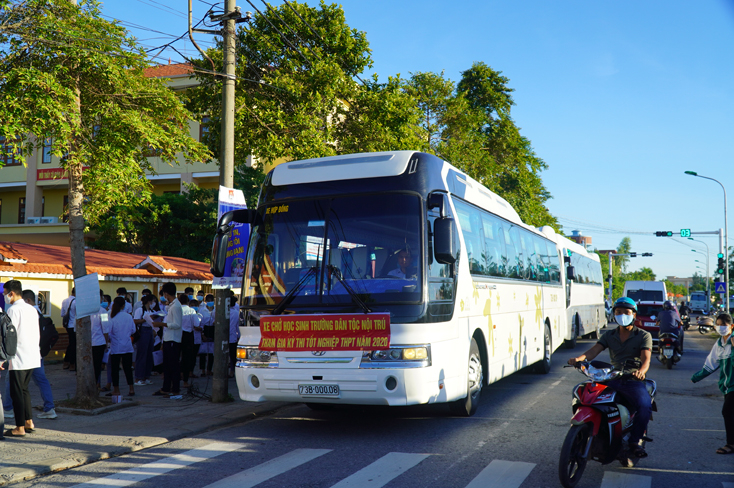 Xe đưa đón thí sinh đi thi.