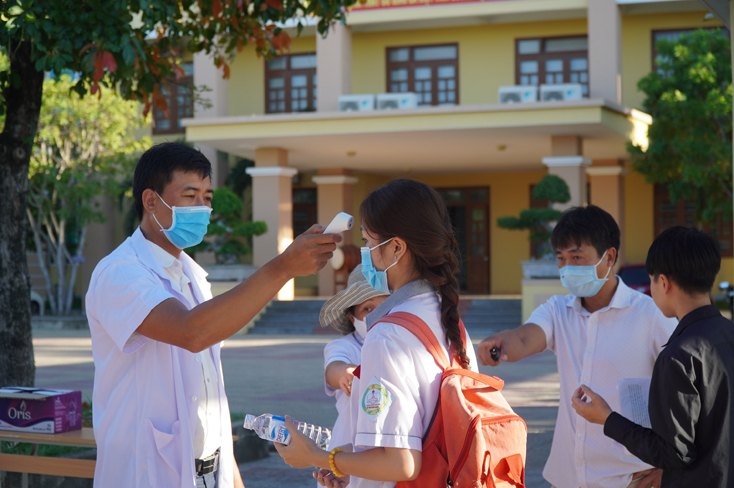 Đo thân nhiệt.