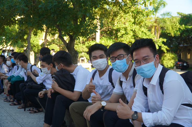 Tất cả thí sinh đeo khẩu trang khi đến trường thi.