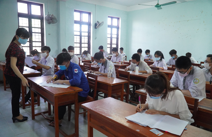 Hướng dẫn thí sinh ghi thông tin vào giấy thi.