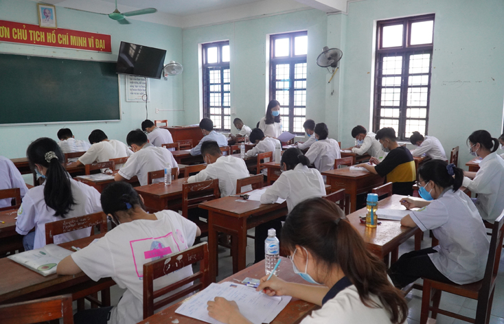 Cán bộ coi thi phổ biến lại Quy chế thi tốt nghiệp THPT năm 2020 cho thí sinh đầu buổi thi.