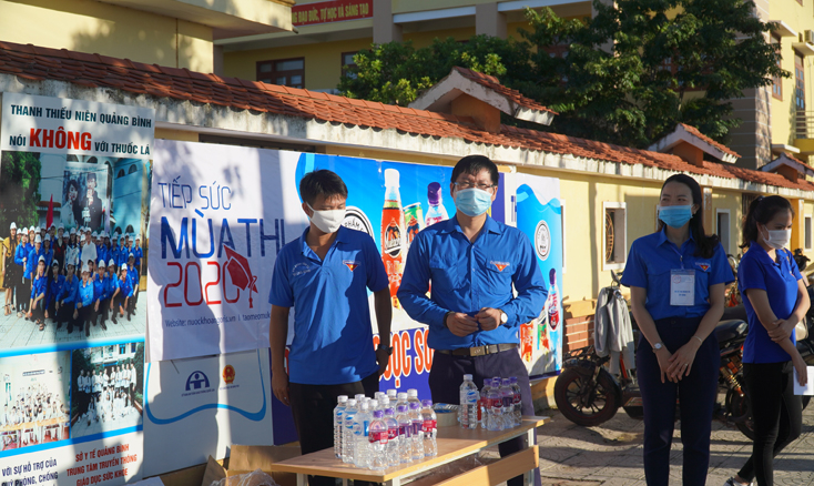 Sẵn sàng hỗ trợ thí sinh trong các buổi thi.