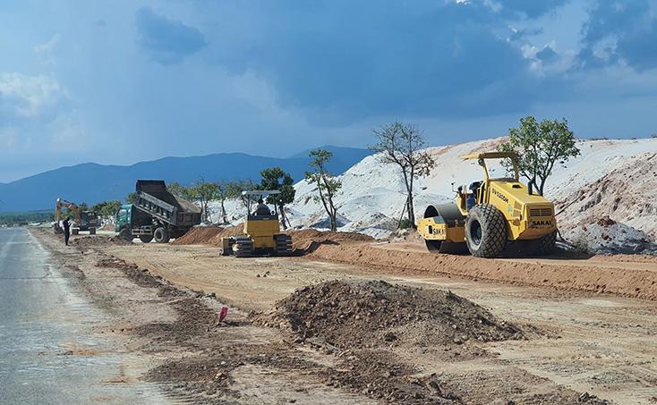  Các đơn vị đẩy nhanh tiến độ thi công các công trình ở Trung tâm huyện lỵ Quảng Trạch. 