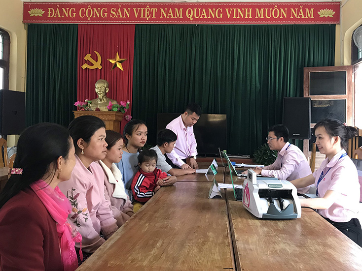 PGD NHCSXH huyện Bố Trạch tích cực tuyên truyền các chính sách tín dụng ưu đãi cho người dân.