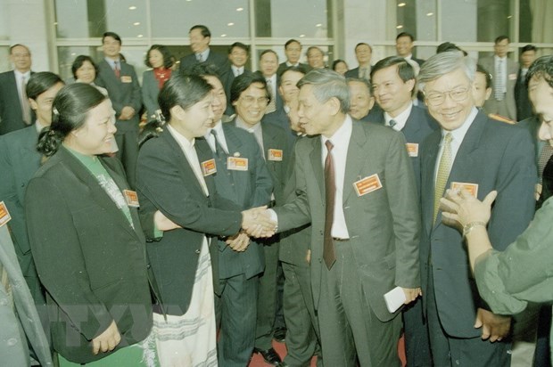 Tổng Bí thư Lê Khả Phiêu nói chuyện với các đại biểu dự Đại hội đại biểu Đảng bộ thành phố Hà Nội lần thứ XIII, nhiệm kỳ 2000-2005. (Ảnh: Cao Phong/TTXVN)