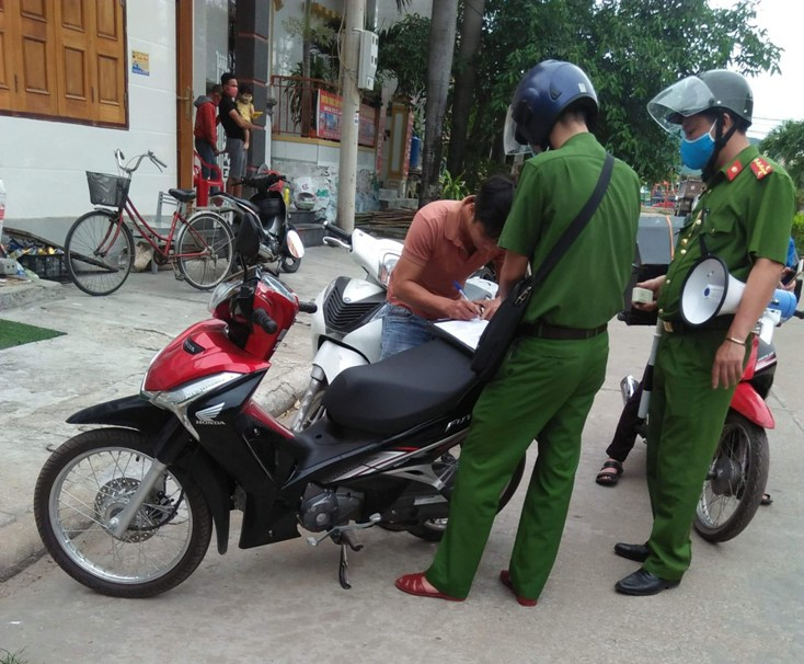   Công an xã Cảnh Dương xử lý các trường hợp vi phạm quy định mang khẩu trang trong thời gian giãn cách xã hội tháng 4-2020.