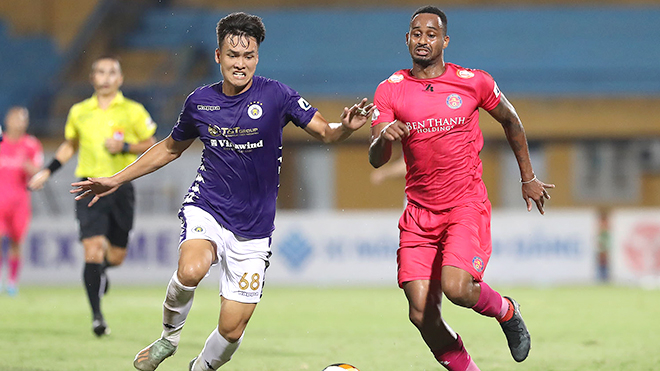 Pedro Paulo (phải) là tiền đạo xuất sắc bậc nhất V-League lúc này. Ảnh: Hoàng Linh
