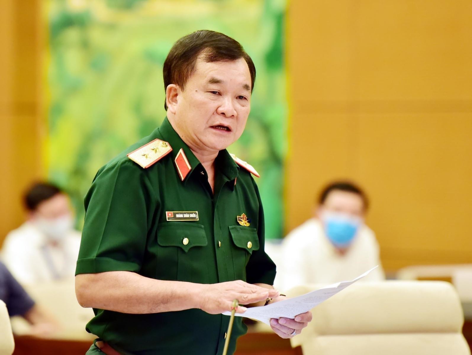 Trung tướng Hoàng Xuân Chiến, Thứ trưởng Bộ Quốc phòng trình bày Tờ trình. Ảnh: Trọng Đức/TTXVN.