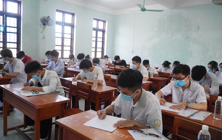 Thí sinh tập trung làm tốt bài thi của mình.