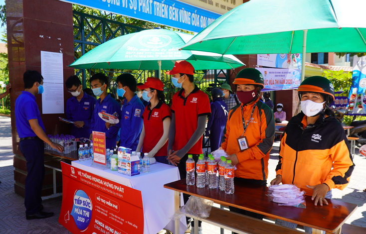 Trong các buổi thi lực lượng đoàn viên thanh niên luôn có mặt tại 30 điểm thi để sẵn sàng “Tiếp sức mùa thi”.