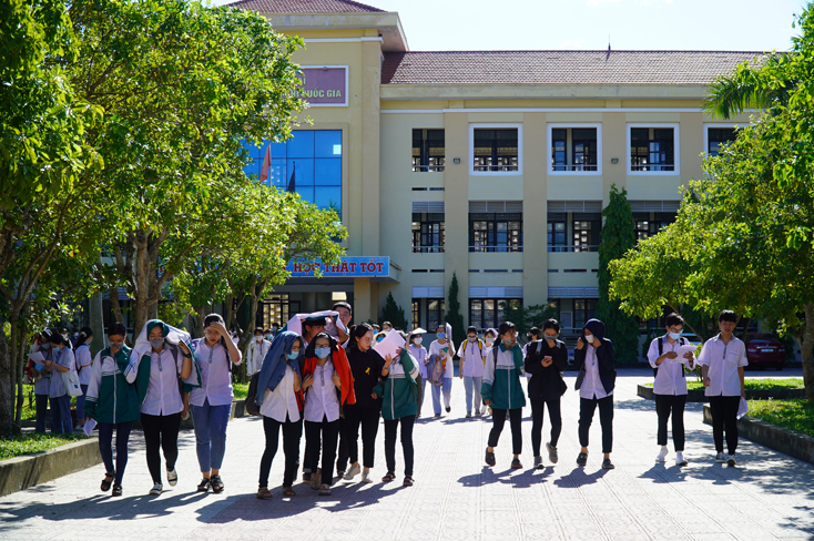 Các thí sinh phấn khởi rời trường thi, kết thúc Kỳ thi tốt nghiệp THPT năm 2020.