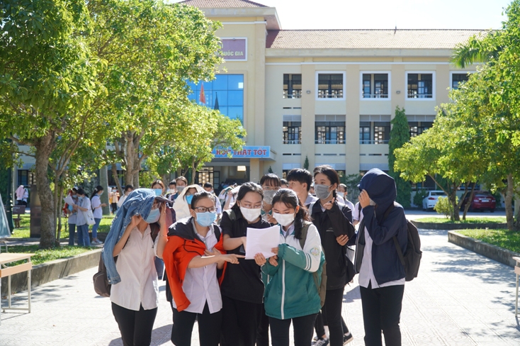 Thí sinh phấn khởi hoàn thành môn thi cuối cùng vào chiều nay 10-8.
