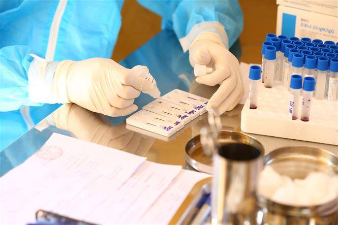 Xét nghiệm sàng lọc bệnh nhân COVID-19. Ảnh: TTXVN.