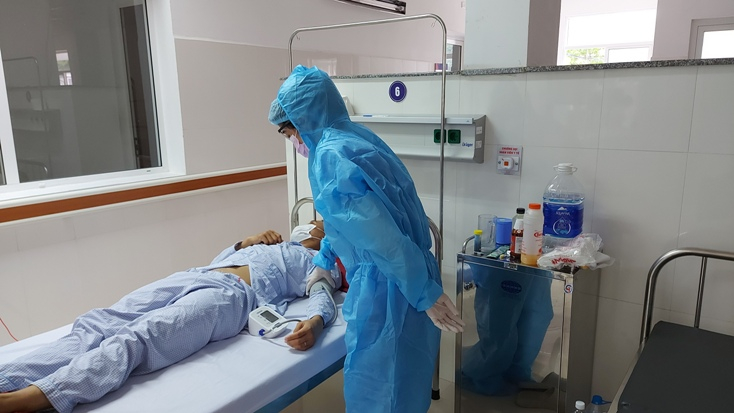   Cán bộ y tế thường xuyên kiểm tra sức khỏe các đối tượng đang cách ly, điều trị theo dõi sức khỏe tại bệnh viện 