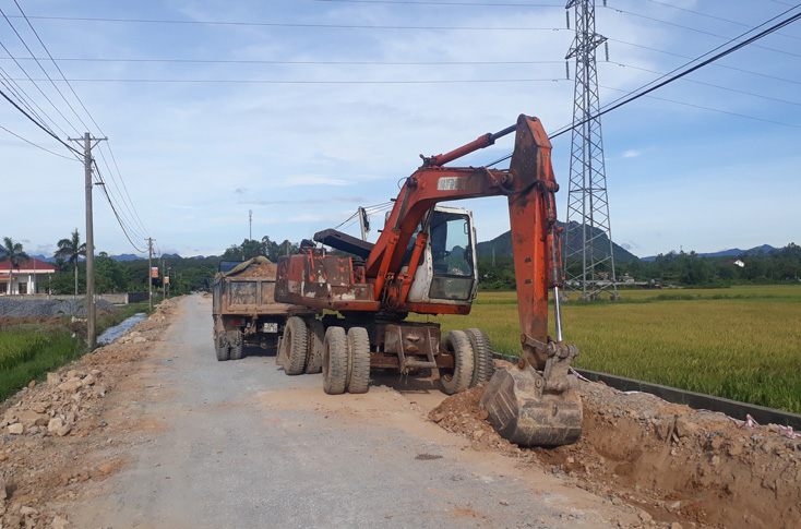 Cán bộ giám sát của Ban Quản lý dự án đầu tư xây dựng công trình giao thông đã yêu Cầu công ty TNHH Lương Ninh múc và vận chuyển số đất không bảo đảm chất lượng ra khỏi công trường.