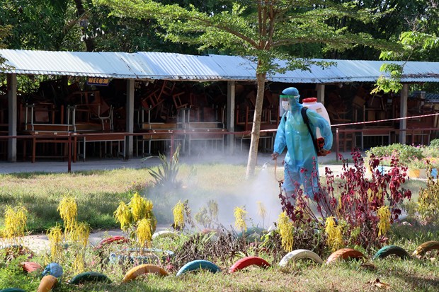 Phun thuốc khử trùng tại khu cách ly tập trung huyện Phú Ninh, tỉnh Quảng Nam. (Ảnh: Trần Tĩnh/TTXVN)