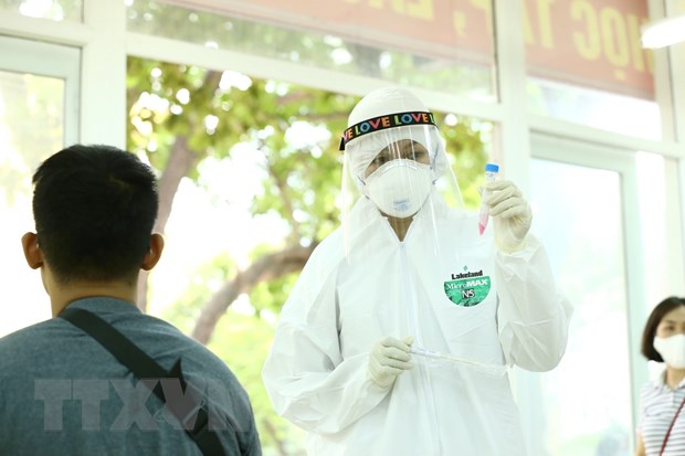 Lấy mẫu xét nghiệm bệnh COVID-19 cho người dân. (Ảnh: TTXVN)