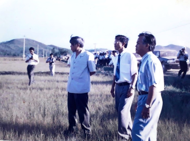   Đồng chí Lê Khả Phiêu trên cánh đồng cháy nắng xã Vạn Ninh, huyện Quảng Ninh (tháng 7-1998). 