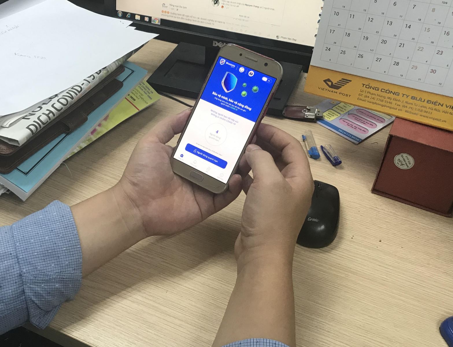  Cài đặt ứng dụng Bluezone góp phần phòng chống dịch COVID-19.
