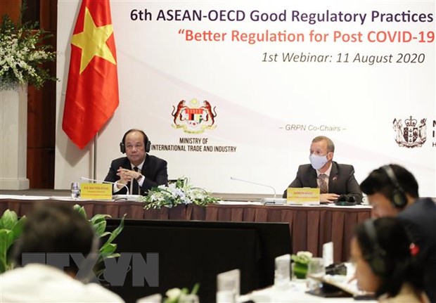 Bộ trưởng, Chủ nhiệm Văn phòng Chính phủ Mai Tiến Dũng (trái) đồng chủ trì hội nghị. (Ảnh: TTXVN)