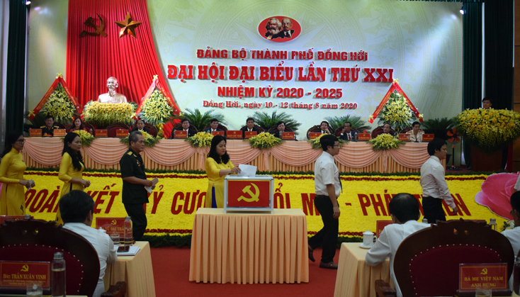 Các đại biểu bỏ phiếu bầu BCH Đảng bộ thành phố khóa XXI, nhiệm kỳ 2020-2025 