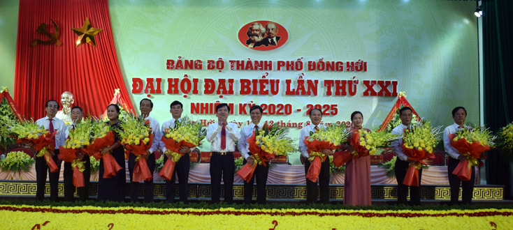 Lãnh đạo Thành ủy Đồng Hới nhiệm kỳ mới tặng hoa cho các đồng chí Ủy viên BCH Đảng bộ khóa XX không tham gia BCH Đảng bộ khóa XXI.