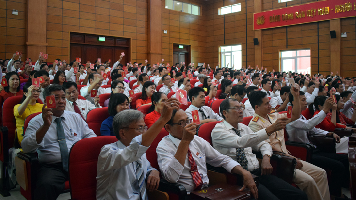 Các đại biểu biểu quyết thông qua Nghị quyết Đại hội.