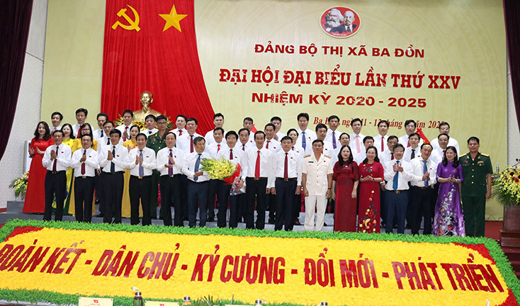 Thường trực Tỉnh ủy tặng hoa chúc mừng Ban chấp hành Đảng bộ thị xã Ba Đồn nhiệm kỳ mới 