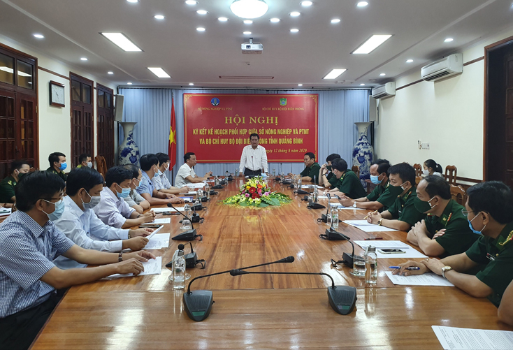 Đồng chí Trần Phong, Tỉnh ủy viên, Phó Chủ tịch UBND tỉnh phát biểu tại hội nghị