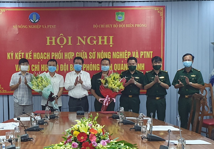 Đồng chí Phó Chủ tịch UBND tỉnh tặng hoa, chúc mừng các đơn vị sau khi ký kết kế hoạch phối hợp