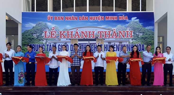 Các đại biểu cắt băng khánh thành công trình. 
