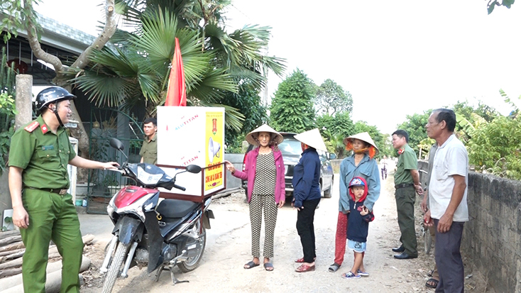 Người dân nghe các thông tin về tình hình ANTT và tội phạm 