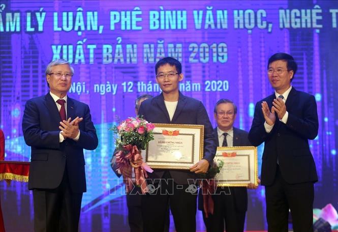  Thường trực Ban Bí thư Trần Quốc Vượng và Trưởng Ban Tuyên giáo Trung ương Võ Văn Thưởng trao giải A cho các tác giả. Ảnh: Hoàng Hiếu/TTXVN