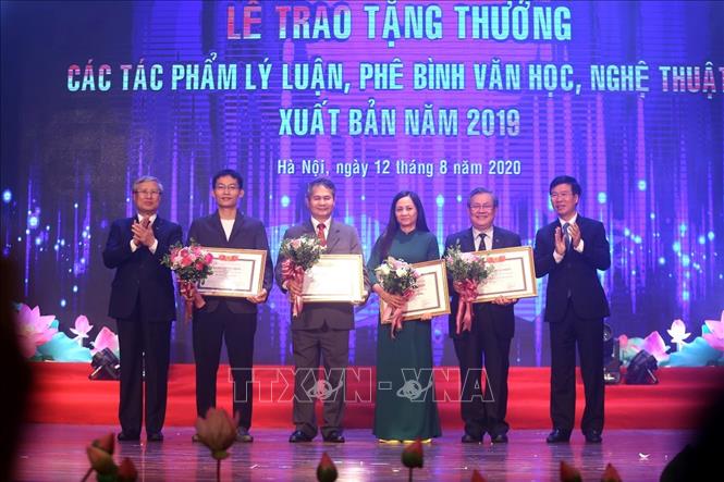  Thường trực Ban Bí thư Trần Quốc Vượng và Trưởng Ban Tuyên giáo Trung ương Võ Văn Thưởng trao giải A cho các tác giả. Ảnh: Hoàng Hiếu/TTXVN