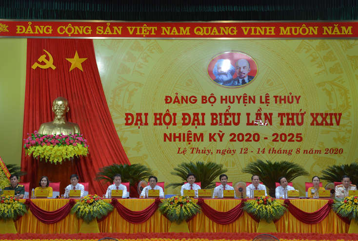 Đoàn chủ tịch đang điều hành Đại hội