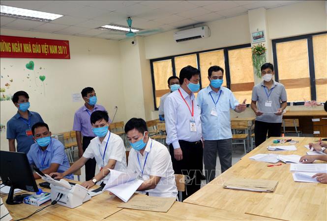  Đoàn kiểm tra số 1 Bộ giáo dục và Đào tạo kiểm tra công tác chấm thi tốt nghiệp tại điểm Trường THPT Chuyên Biên Hòa (thành phố Phủ Lý, Hà Nam). Ảnh: Đại Nghĩa/TTXVN