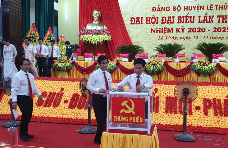 Các đại biểu bầu lấy phiếu giới thiệu nhân sự Bí thư Huyện ủy khóa XXIV