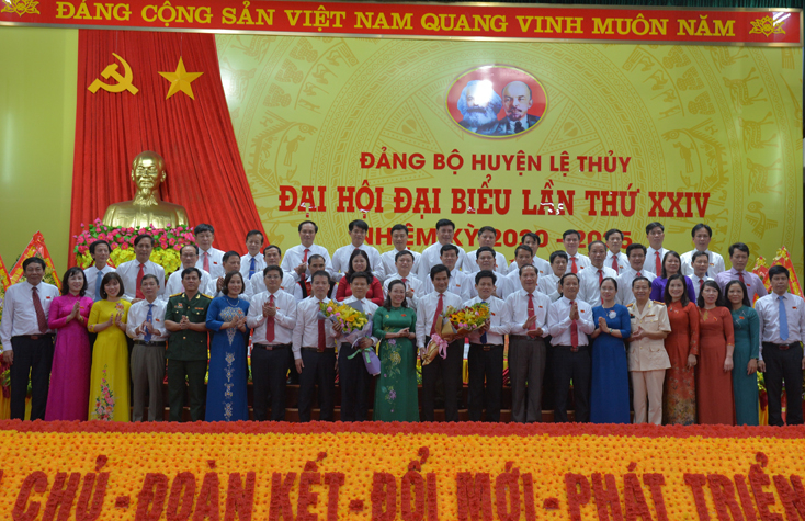 Ban chấp hành Đảng bộ huyện Lệ Thủy ra mắt, nhận nhiệm vụ