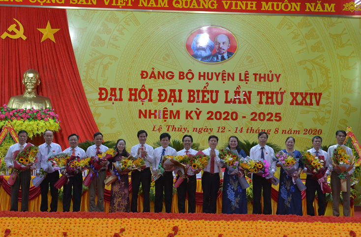 Các đồng chí lãnh đạo huyện Lệ Thủy tặng hoa, cảm ơn các đồng chí không tham gia Ban Chấp hành Đảng bộ khóa mới
